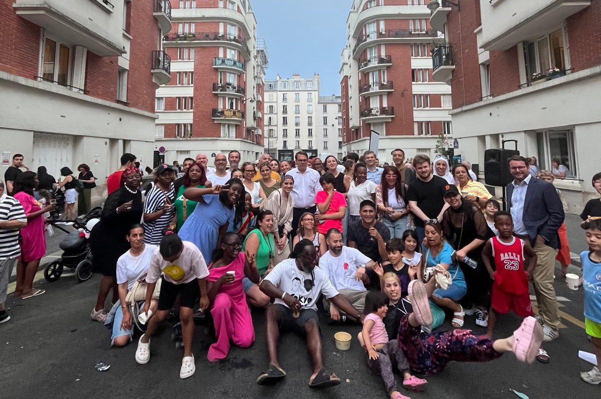 Geoffroy Boulard (@geoffroyboulard) on Twitter photo #Epinettes Fête du quartier des rues Bodin Cardan Level #Paris17 avec les élus <a href="/H_Charp/">Hugues Charpentier</a> <a href="/scevole/">Scévole de Livonnière</a>, le conseil de quartier #EpinettesBessieres et l’amicale de locataires <a href="/ElogieSiemp/">Elogie-Siemp</a> 🌳 ✅ Un quartier transformé avec les habitants notamment rue Paul Bodin : cdn.paris.fr/paris/2024/05/… #Epinettes Fête du quartier des rues Bodin Cardan Level #Paris17 avec les élus <a href="/H_Charp/">Hugues Charpentier</a> <a href="/scevole/">Scévole de Livonnière</a>, le conseil de quartier #EpinettesBessieres et l’amicale de locataires <a href="/ElogieSiemp/">Elogie-Siemp</a> 🌳 ✅ Un quartier transformé avec les habitants notamment rue Paul Bodin : cdn.paris.fr/paris/2024/05/…