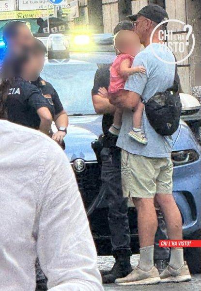 +++ Morte a Villa Pamphili: A “Chi l’ha visto?” nuova immagine di Rexal Ford con la bambina il 5 giugno, due giorni prima del ritrovamento dei corpi. "Sono il padre", ha detto agli agenti di Polizia chiamati perché la bimba piangeva. +++

#chilhavisto→chilhavisto.rai.it/dl/clv/News/Co…