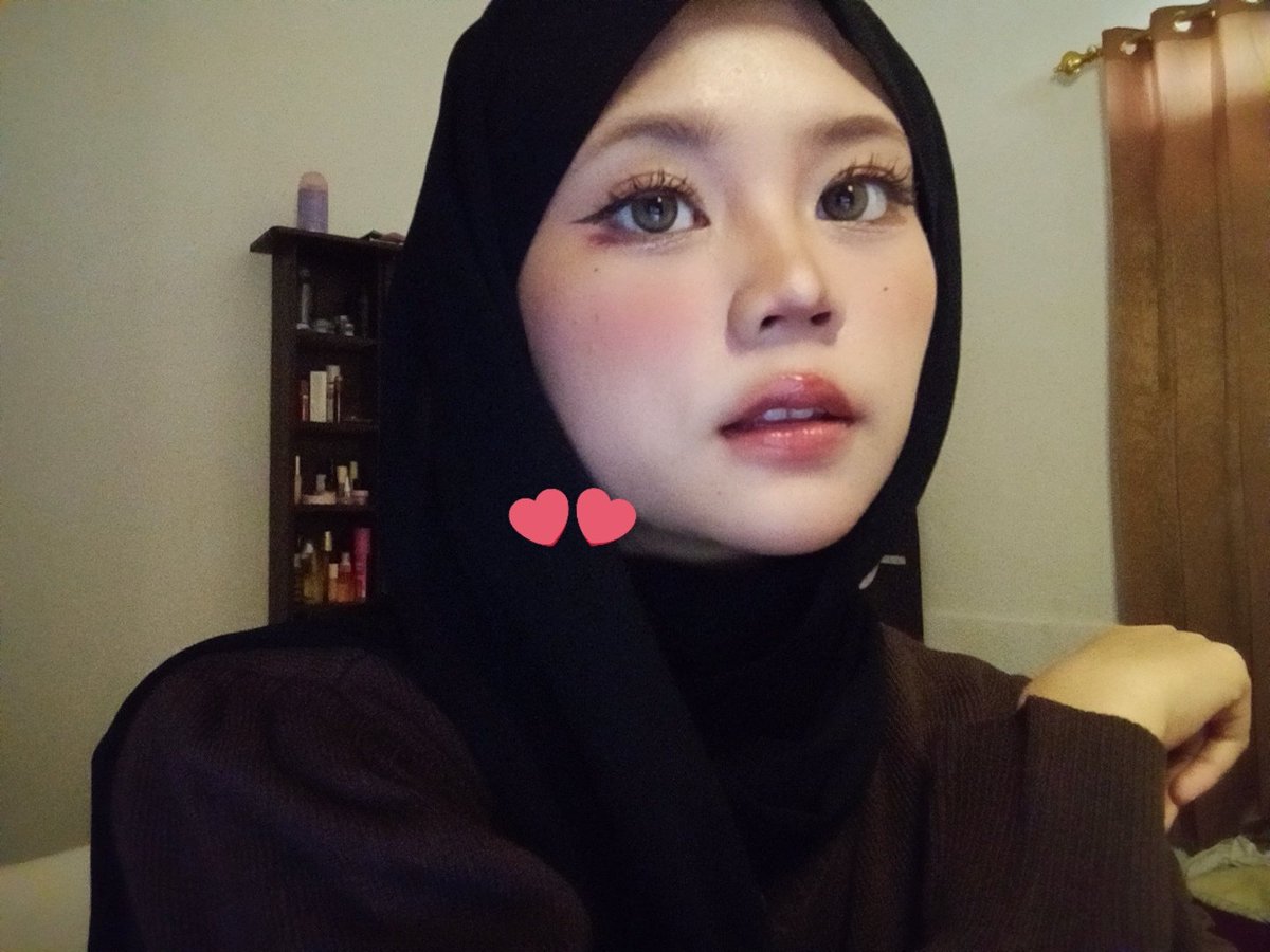 dnyshii's tweet photo. makeup ku lebaran kemarin rill makeup sekali pake, sekarang gatau lg caranya gimana😭😭 https://t.co/DePY0x7ESw