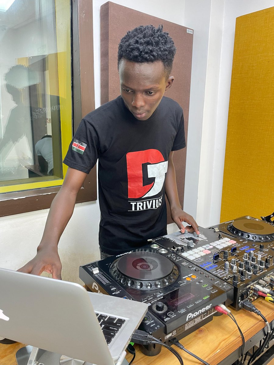 Offside show <a href="/GhettoRadio895/">Ghetto Radio</a> ..tuma request yako tukuchezee . reggae vibes #offside