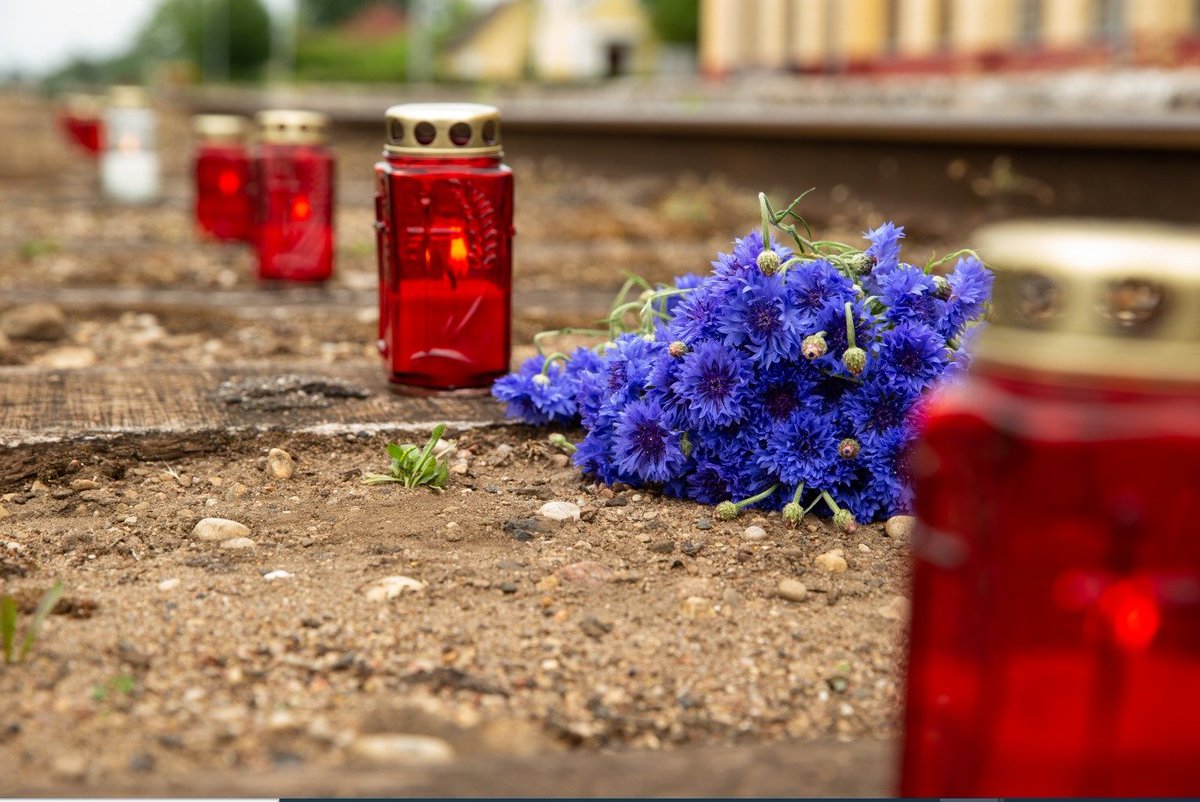🌹 Šodien mēs pieminām Padomju okupācijas varas noziedzīgās un barbariskās deportācijas, kas atnesa mūsu tautai ciešanas un nāvi. Glabāsim atmiņas par padomju represijām, jo tikai saglabājot vēsturisko atmiņu, mēs spēsim kā tauta sevi aizsargāt.