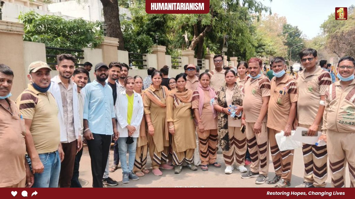 Dera Sacha Sauda (@dssnewsupdates) on Twitter photo рдЕрд╣рдорджрд╛рдмрд╛рдж рдХреА рддреНрд░рд╛рд╕рджреА рдореЗрдВ рдЬрд╣рд╛рдБ рдХрдИ рдЬрд╝рд┐рдВрджрдЧрд┐рдпрд╛рдБ рдмрд┐рдЦрд░ рдЧрдИрдВ, рд╡рд╣реАрдВ рдбреЗрд░рд╛ рд╕рдЪреНрдЪрд╛ рд╕реМрджрд╛ рдХреЗ рд╕реЗрд╡рд╛рджрд╛рд░ рддреБрд░рдВрдд рд░рд╛рд╣рдд рдХрд╛рд░реНрдпреЛрдВ рдореЗрдВ рдЬреБрдЯ рдЧрдПред
рдкреНрд░рд╢рд╛рд╕рди рдХреЗ рд╕рд╛рде рдорд┐рд▓рдХрд░ рдШрд╛рдпрд▓реЛрдВ рдХреЗ рд▓рд┐рдП рд░рдХреНрддрджрд╛рди рдХрд┐рдпрд╛, рдЦрд╛рдиреЗ-рдкреАрдиреЗ рдХрд╛ рдЗрдВрддрдЬрд╝рд╛рдо рд╕рдВрднрд╛рд▓рд╛ рдФрд░ рдЬрд╝рд░реВрд░рддрдордВрджреЛрдВ рдХреЛ рдкрд╛рдиреА рд╡ рджрд╡рд╛рдЗрдпрд╛рдБ рдкрд╣реБрдБрдЪрд╛рдИрдВред рдкреВрдЬреНрдп рд╕рдВрдд рдбреЙ. рдПрдордПрд╕рдЬреА рдЗрдиреНрд╕рд╛рдВ рдЬреА рдХреА рдкреНрд░реЗрд░рдгрд╛ рд╕реЗ рдЕрд╣рдорджрд╛рдмрд╛рдж рдХреА рддреНрд░рд╛рд╕рджреА рдореЗрдВ рдЬрд╣рд╛рдБ рдХрдИ рдЬрд╝рд┐рдВрджрдЧрд┐рдпрд╛рдБ рдмрд┐рдЦрд░ рдЧрдИрдВ, рд╡рд╣реАрдВ рдбреЗрд░рд╛ рд╕рдЪреНрдЪрд╛ рд╕реМрджрд╛ рдХреЗ рд╕реЗрд╡рд╛рджрд╛рд░ рддреБрд░рдВрдд рд░рд╛рд╣рдд рдХрд╛рд░реНрдпреЛрдВ рдореЗрдВ рдЬреБрдЯ рдЧрдПред
рдкреНрд░рд╢рд╛рд╕рди рдХреЗ рд╕рд╛рде рдорд┐рд▓рдХрд░ рдШрд╛рдпрд▓реЛрдВ рдХреЗ рд▓рд┐рдП рд░рдХреНрддрджрд╛рди рдХрд┐рдпрд╛, рдЦрд╛рдиреЗ-рдкреАрдиреЗ рдХрд╛ рдЗрдВрддрдЬрд╝рд╛рдо рд╕рдВрднрд╛рд▓рд╛ рдФрд░ рдЬрд╝рд░реВрд░рддрдордВрджреЛрдВ рдХреЛ рдкрд╛рдиреА рд╡ рджрд╡рд╛рдЗрдпрд╛рдБ рдкрд╣реБрдБрдЪрд╛рдИрдВред рдкреВрдЬреНрдп рд╕рдВрдд рдбреЙ. рдПрдордПрд╕рдЬреА рдЗрдиреНрд╕рд╛рдВ рдЬреА рдХреА рдкреНрд░реЗрд░рдгрд╛ рд╕реЗ