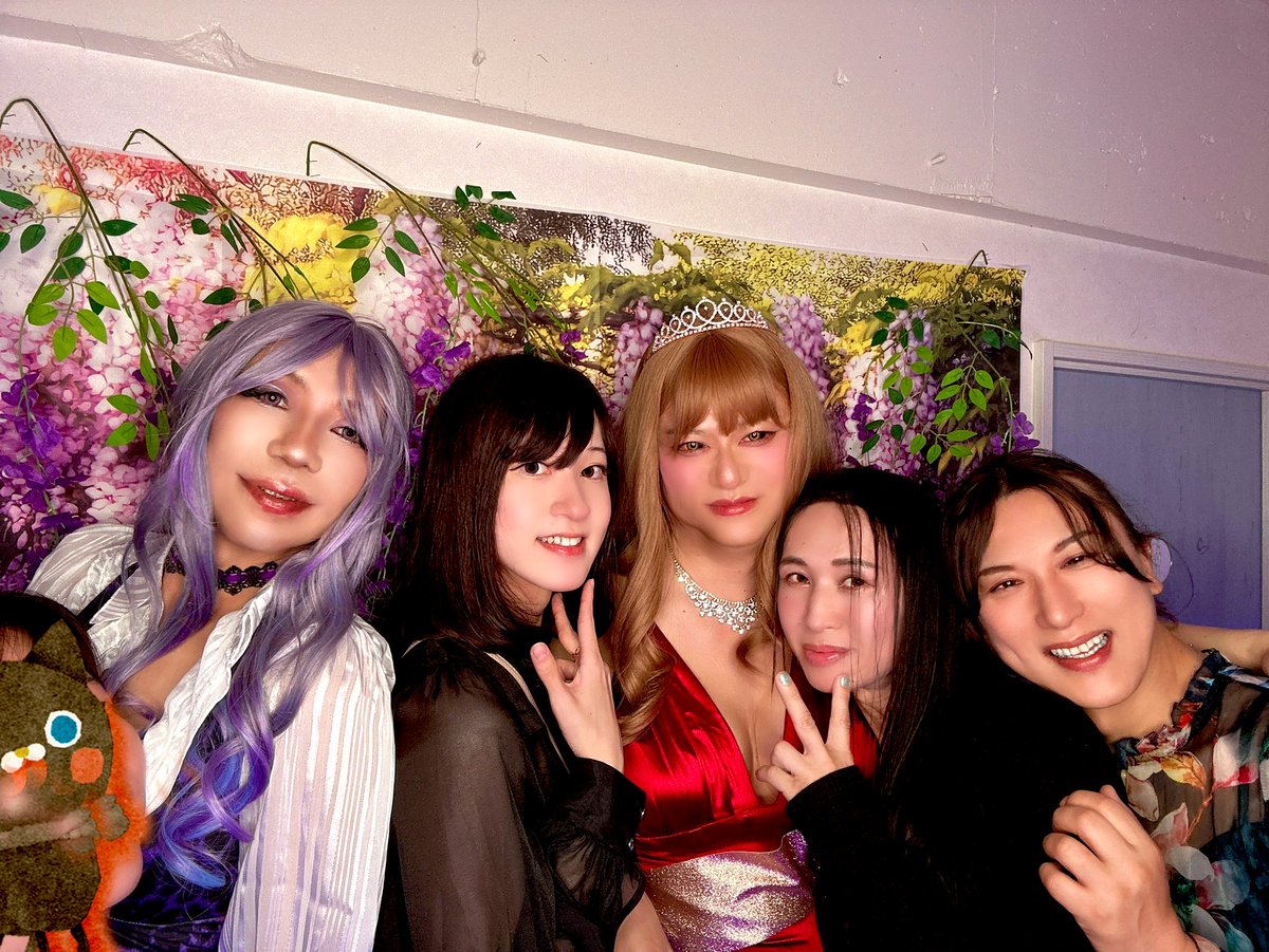 水色の🍾で
ルネッサーンス！誕生日おめでとやないかい

西からの可愛い男の娘やないかーぃ

わしだけ顔の土台のスタートラインがみんなよりずーと後ろやないかーぃ