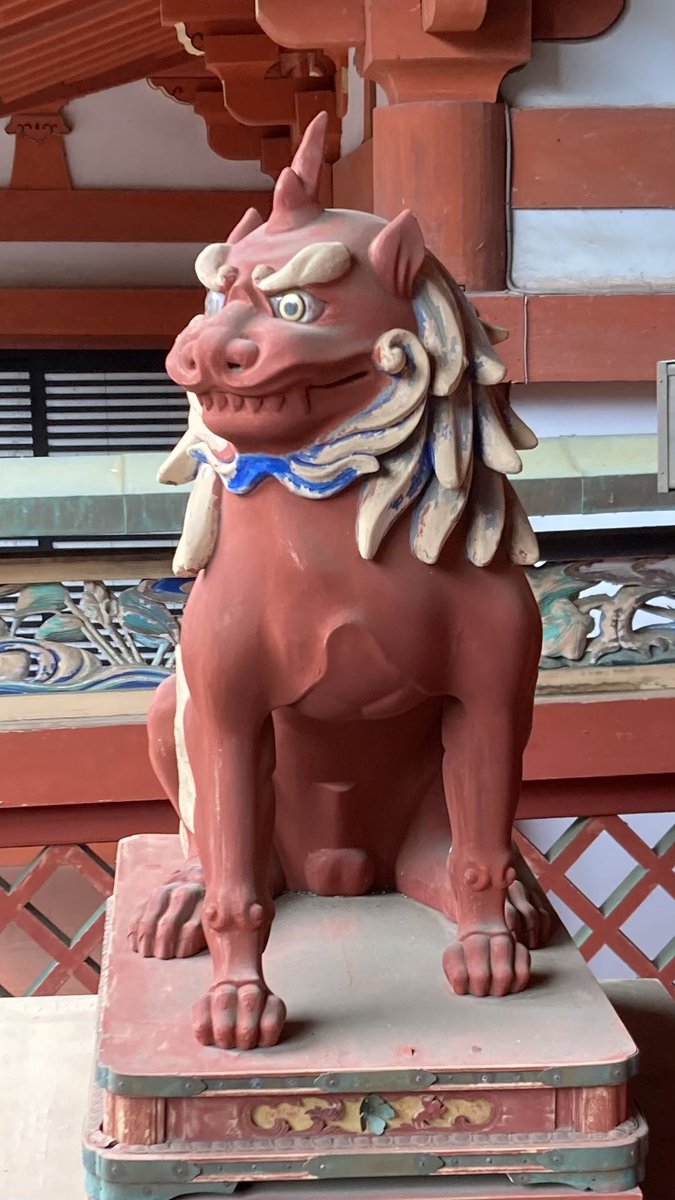 本社本殿の狛犬です。 左：獅子 右：狛犬 色違いで鮮やかな色彩と