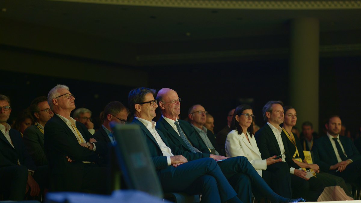 Nicolas Dufourcq (@nicolasdufourcq) on Twitter photo CapInvest c'était ce mardi 10 juin. Bravo à l'équipe et merci à <a href="/Eric_R_Lombard/">Eric Lombard</a> pour ses mots chaleureux pour la maison, dont il a présidé le Conseil pendant 7 ans. C'était une belle édition, avec des ateliers et des questionnements, à un moment où les levées sont plus CapInvest c'était ce mardi 10 juin. Bravo à l'équipe et merci à <a href="/Eric_R_Lombard/">Eric Lombard</a> pour ses mots chaleureux pour la maison, dont il a présidé le Conseil pendant 7 ans. C'était une belle édition, avec des ateliers et des questionnements, à un moment où les levées sont plus