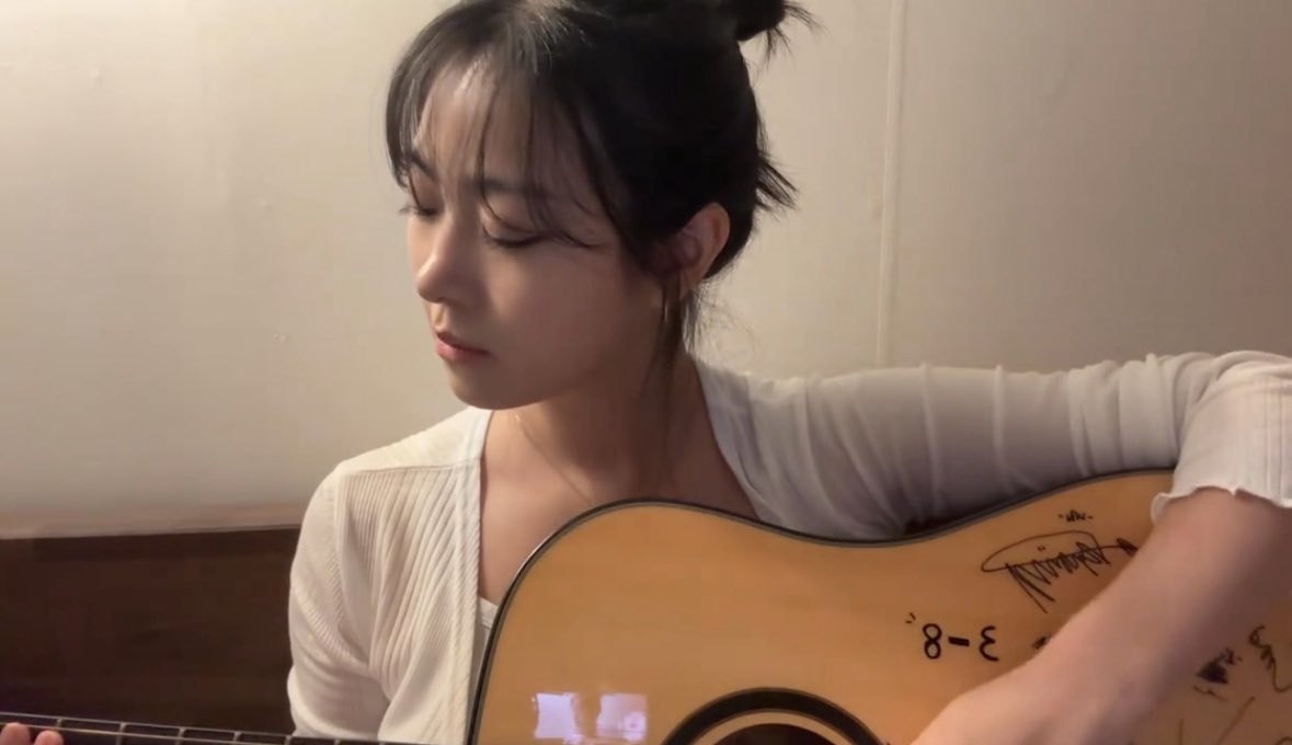 ablume_twt's tweet image. When I play the guitar 

#ablume #ARAN #어블룸 #아란