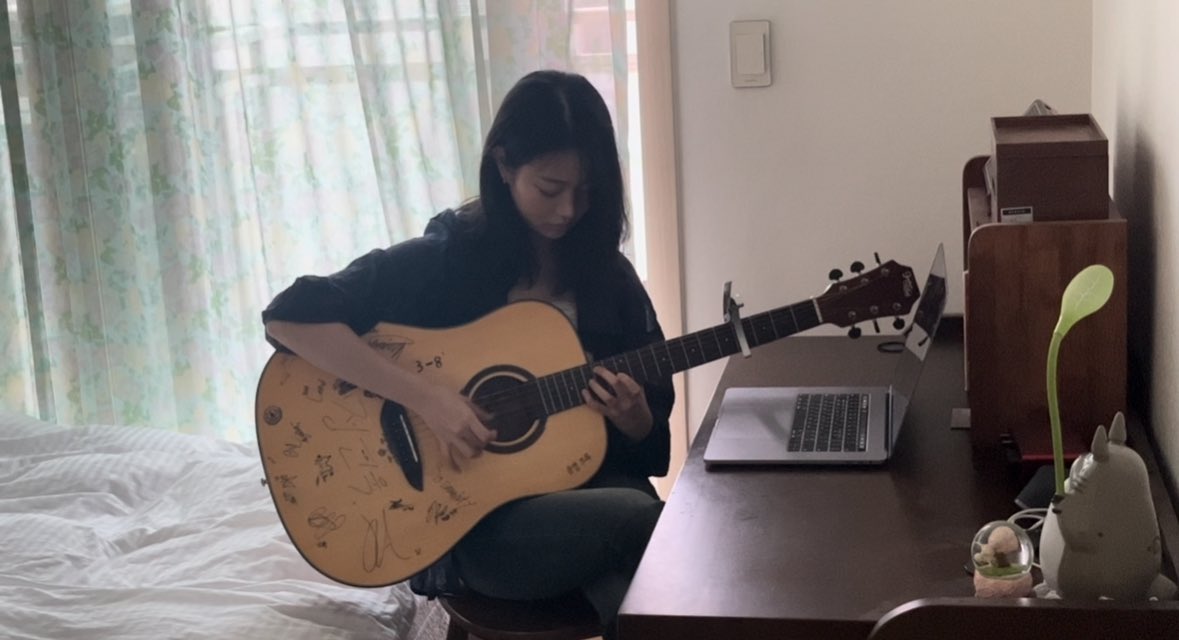 ablume_twt's tweet image. When I play the guitar 

#ablume #ARAN #어블룸 #아란