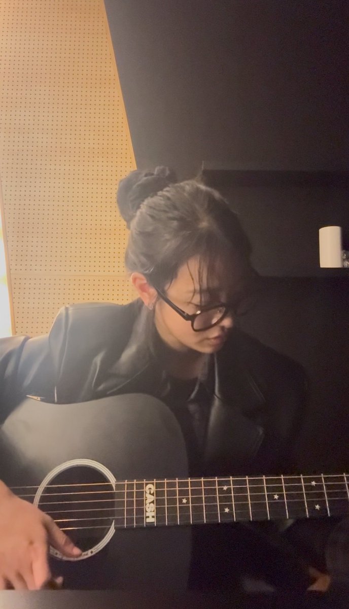 ablume_twt's tweet image. When I play the guitar 

#ablume #ARAN #어블룸 #아란