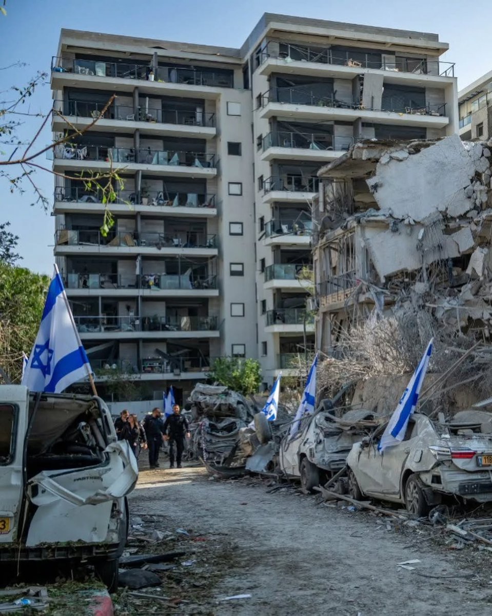 IsraelinMiami's tweet photo. Israeli flags now fly at the crash sites in Israel —a symbol of resilience in the face of tragedy.
"You will not break us." 🇮🇱
Am Yisrael Chai.
#IsraelStrong #AmYisraelChai #NeverBroken #StandWithIsrael #NeverAgain #neveragainisnow https://t.co/5MrCfmNxNW