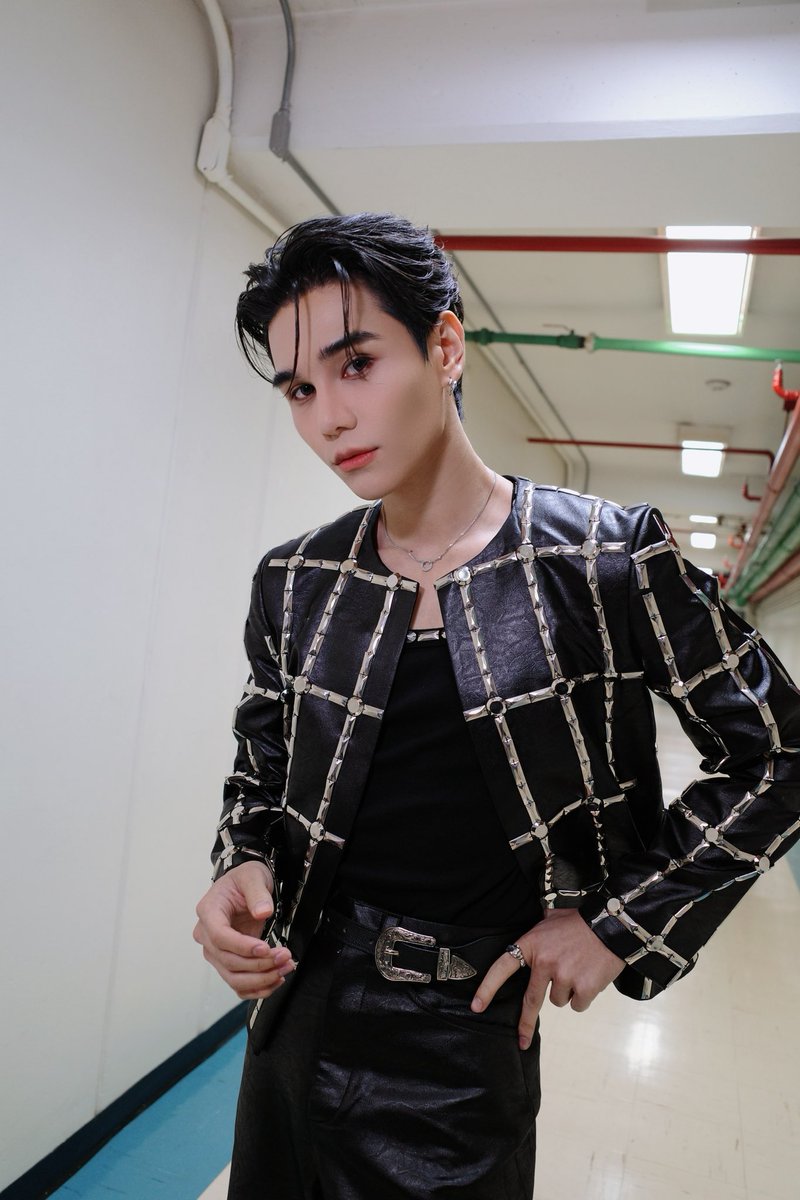 เล่นเปียโนต้องใช้สองมือ แต่เล่นกับใจผมใช้แค่สายตาก็พอนะ 👀
You need two hands to play the piano, but just one look to play with my heart.

#PIANOandiOnTheRock 
#pianoandi 
#JeffSatur