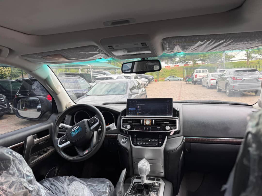 Paulife_CEO's tweet photo. QUICK SALE
🔥*Slightly  USED TOYOTA LANDCRUISER*🔥           
✅ Year: 2016 Upgraded to 2023
✅ Keyless Entry
✅ Navigation Screen
✅ Reverse Camera
✅ Sound Engine 💯 
✅ Smooth Gear Transmission💯 
✅ Ice Chilling A/C💯 
✅ Custom Duty✅
✅ Location: Abuja
✅ *Price: 67m* https://t.co/38qF2WuGL0