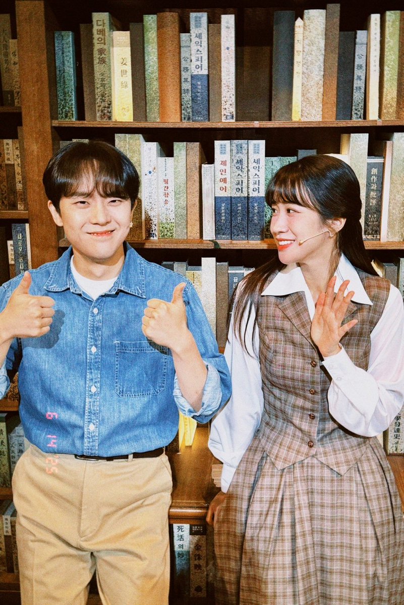 et_moments's tweet photo. [뮤지컬 #소란스러운나의서림에서]

막공 사진 공개📕

“부디 슬퍼 말고, 
해피엔딩으로 기억해 줘요”

막공 기념 사진을 공개합니다.
✨ #박새힘 #임규형

-
뮤지컬 <소란스러운 나의 서림에서>
𝟐𝟎𝟐𝟓.𝟎𝟒.𝟎𝟖 - 𝟎𝟔.𝟐𝟏 
et theatre 1 https://t.co/kCAYvWuf3F