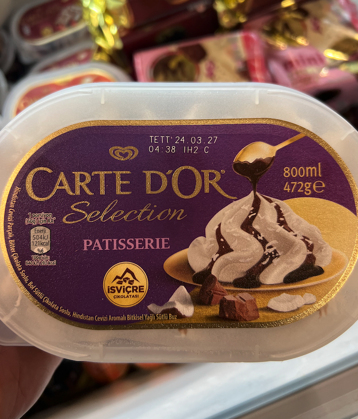 Premium dondurma görünümünde bitkisel yağlı sütlü buz ürünleri satan Algida'nın algıları bitmiyor.
İsviçre çikolatası ibaresiyle sattıkları bu ürün içeriğinde;
%0,8 yani binde 8 oranında sütlü çikolata ve
%0,53 yani binde 5,3 oranında bitter çikolata var.
gidadedektifi.net/status/2465