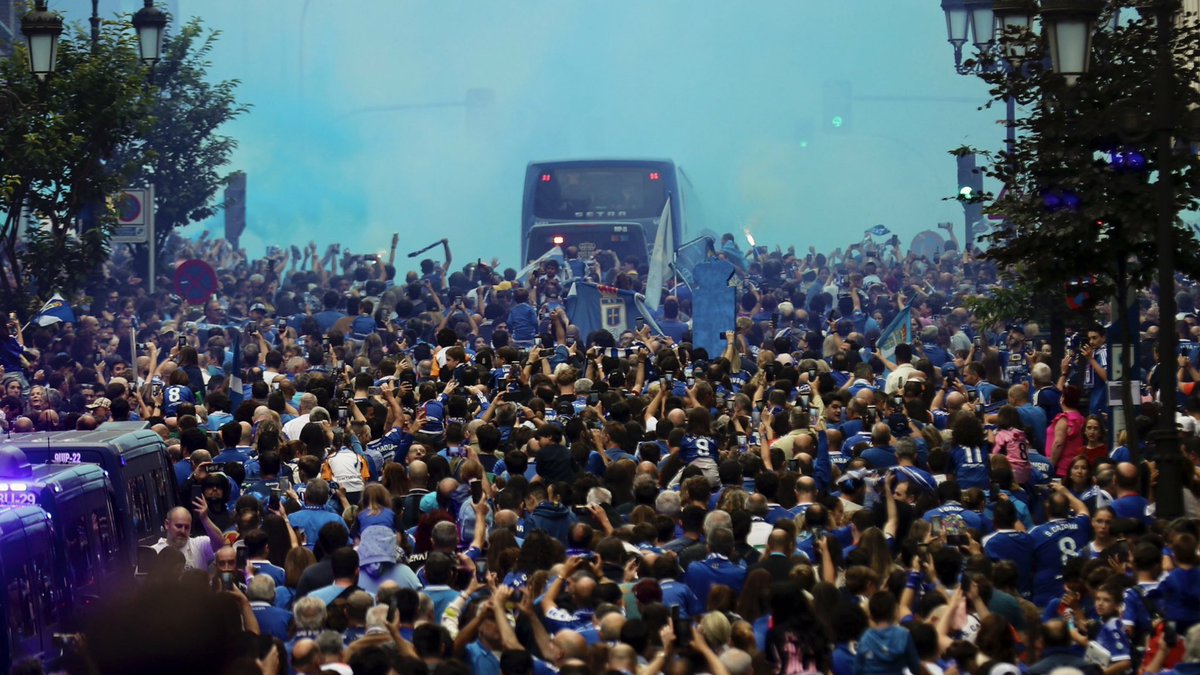 El tiempo pasa.
La historia permanece.
El <a href="/RealOviedo/">Real Oviedo</a> vuelve a Primera. 
Cómo me alegro! Enhorabuena carbayones💙