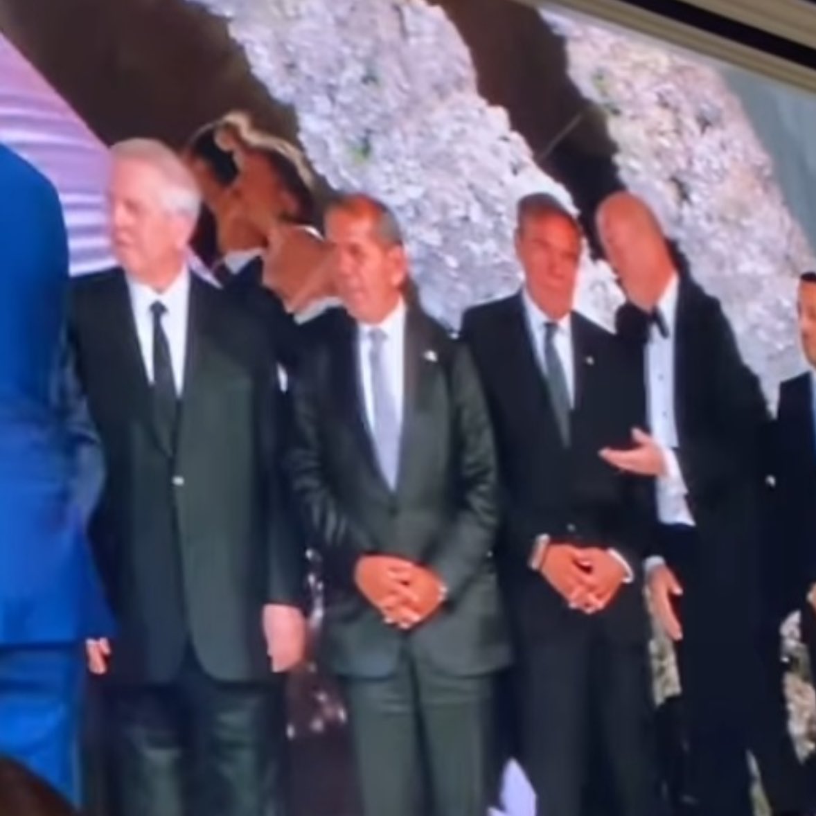 Sinan Engin'in kızının düğünündeki nikah şahitleri:

— Dursun Özbek
— Acun Ilıcalı
— Fatih Terim
— Aziz Yıldırım
— Yıldırım Demirören