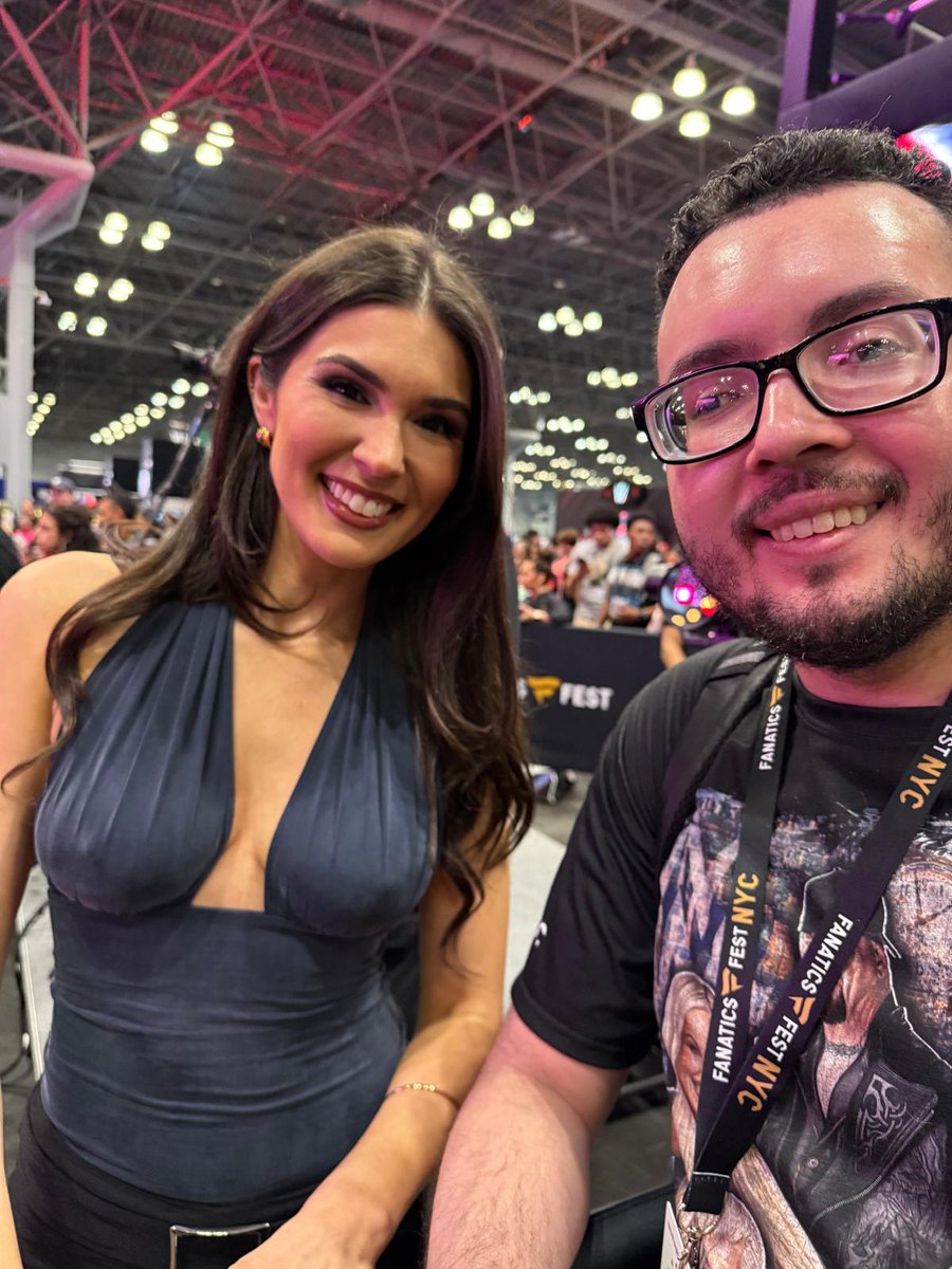 Got to meet the wonderful <a href="/catherinekelley/">Cathy Kelley</a> today at fanatics such a amazing person and I love the work that you do, it was a honor to meet you 💪❤️ #WWE #fanaticsfestnyc