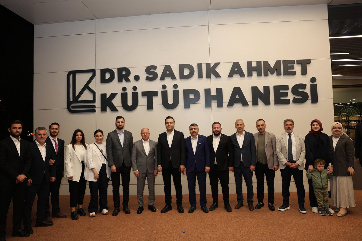 📍Bursa, Yıldırım 🙋🏻‍♂️

Yıldırım Belediyemizin gençlerimize kazandırdığı Dr. Sadık Ahmet Gençlik ve Spor Merkezi’ni ziyaret ettik.

Burası sadece bir spor merkezi değil; bir kütüphane, keyifli molaların adresi, aynı zamanda gençliğin buluşma noktası.

Gençlerimiz için her detay