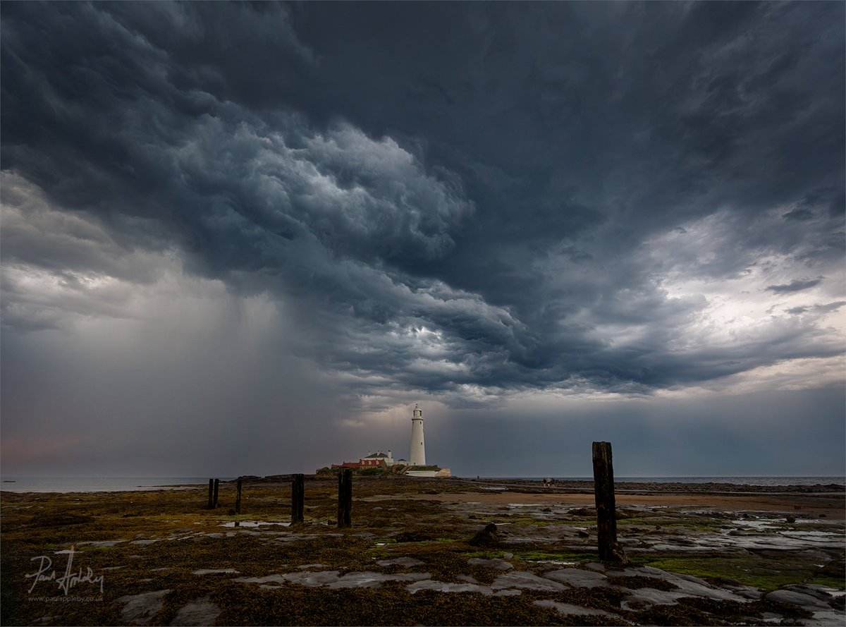 PaulAppleby_01's tweet image. Tonight's thunder clouds over St. Mary's Lighthouse ...
North Tyneside