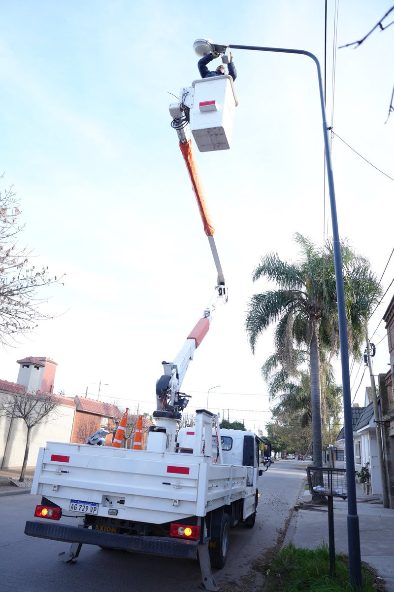 vnavarroalegre's tweet photo. San Justo ya ilumina con tecnología 100 % LED: La @munivillamaria instaló 95 nuevas luminarias (ya suman 195) y ya son 13 los sectores renovados.

La gestión de #ACCASTELLO apuesta por una #VillaMaría más segura, eficiente y luminosa. #EstamosHaciendo 🚧 https://t.co/2YHZwAfSJP