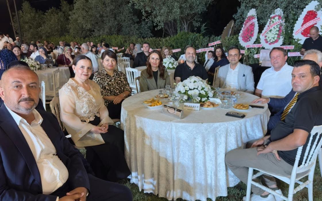 📍Mut

Atsan ve Göçmen ailelerinin kıymetli evlatları Ümit ve İrem kardeşlerimizin düğün merasimlerine katılarak mutluluklarına şahitlik ettik.

Genç çiftimizi tebrik ediyor, Rabb’imden iki cihan saadeti diliyorum.
#Mut