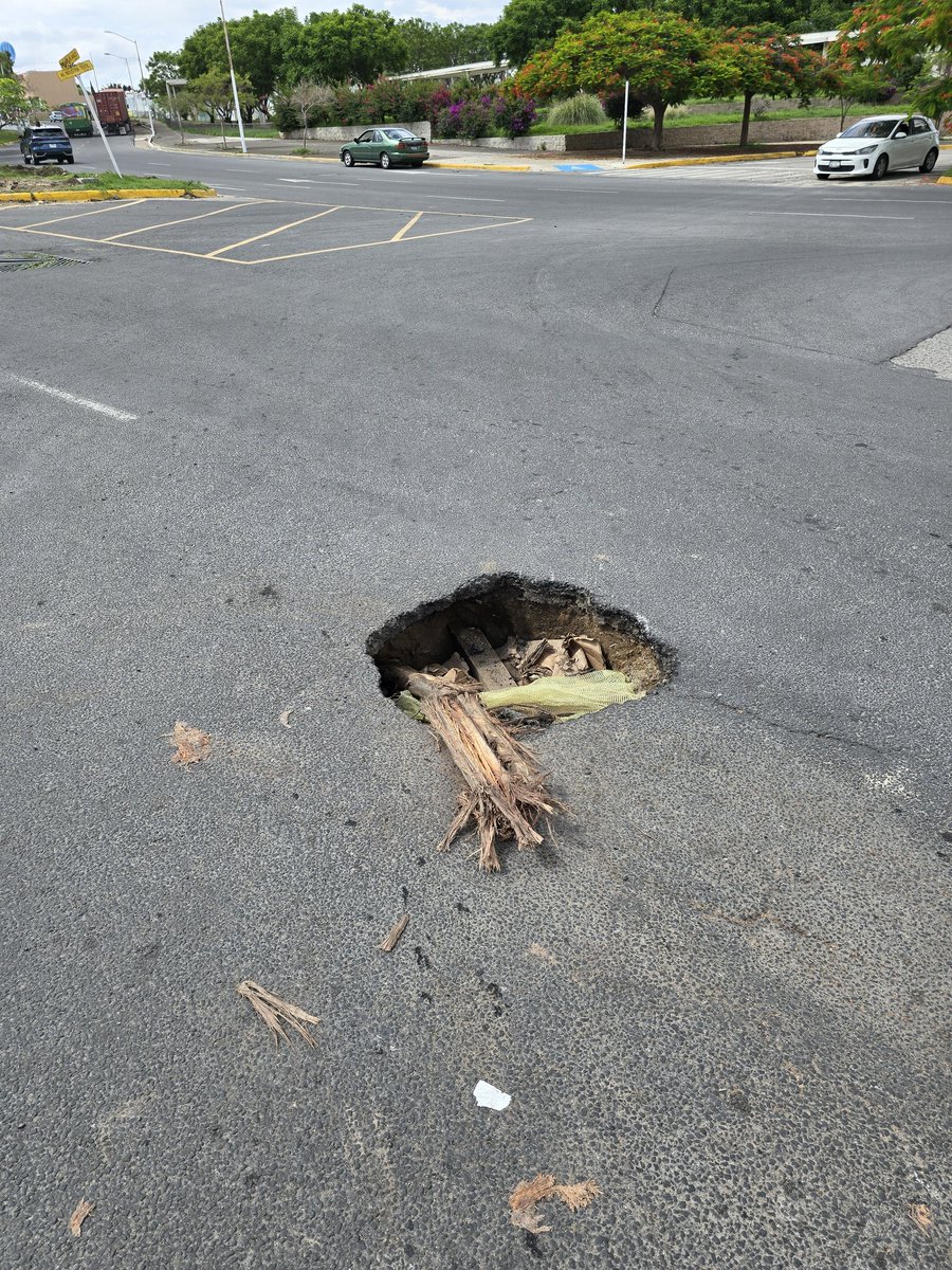 oscarde14's tweet photo. Socavon en av. Río Blanco cruce con av. Industria Textil, urge se revise antes que cause algún accidente o se profundice aún mas @ZapopanGob @Trafico_ZMG @MovilidadZap #compartir https://t.co/4AkDQcFIKS
