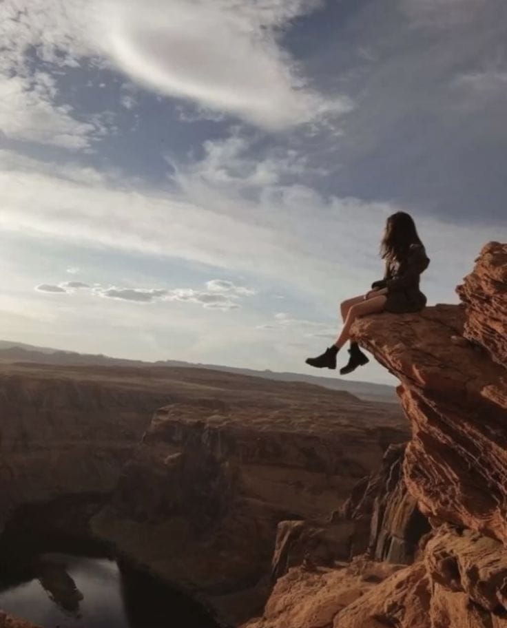 Molte persone hanno paura di restare da sole, ma è stando con se stessi che ci si conosce meglio e si sta bene anche con gli altri. 
È un buon modo per comprendere ciò che si desidera davvero.

Buongiorno e buona domenica a tutte/i ☕❤