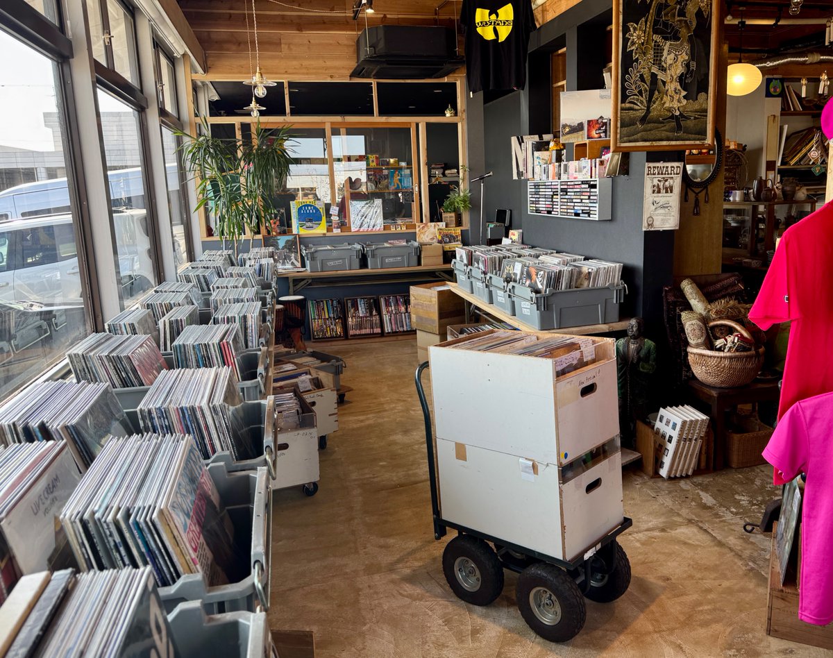 富山の「グリーロレコード」。レゲエ好きにはたまらない店。奥はその