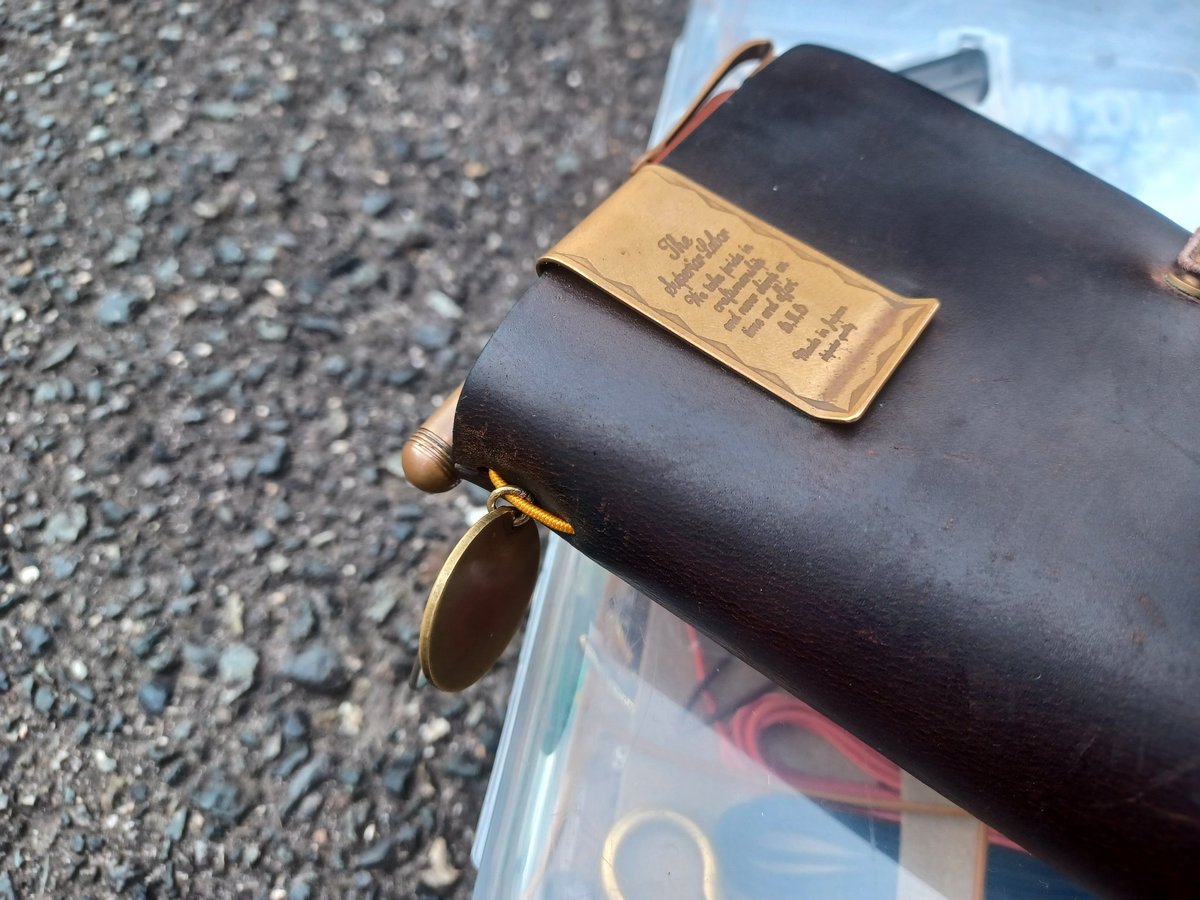 bored_gr0304's tweet photo. というわけで交換しました。
留め具はカシメに失敗しました。
(そして謎の屋外で交換)

黄色のバンドでアクセントにしてみました。
#トラベラーズノート https://t.co/BEZXqs8LFf