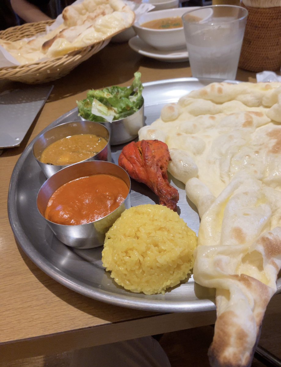 久しぶりに
インドカレーを食べた。
ナン🫓で食べるカレーも
美味しい😋