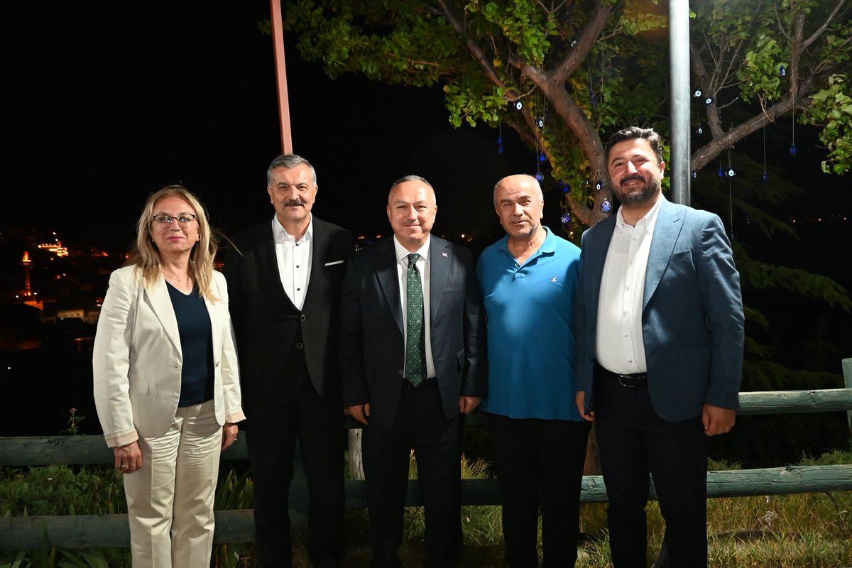 Valimiz Sn. <a href="/ValiFidan/">Ali Fidan</a>, Nevşehir Milletvekillleri Sn. Emre Çalışkan ve Prof. Dr. Sn. Filiz Kılıç ile birlikte;

28. Başkanlar Kurulu Toplantısı vesilesiyle ilimizde bulunan Türkiye Gazeteciler Konfederasyonu Genel Başkanı Nuri Kolaylı, yedi bölgeyi temsilen gelen cemiyet