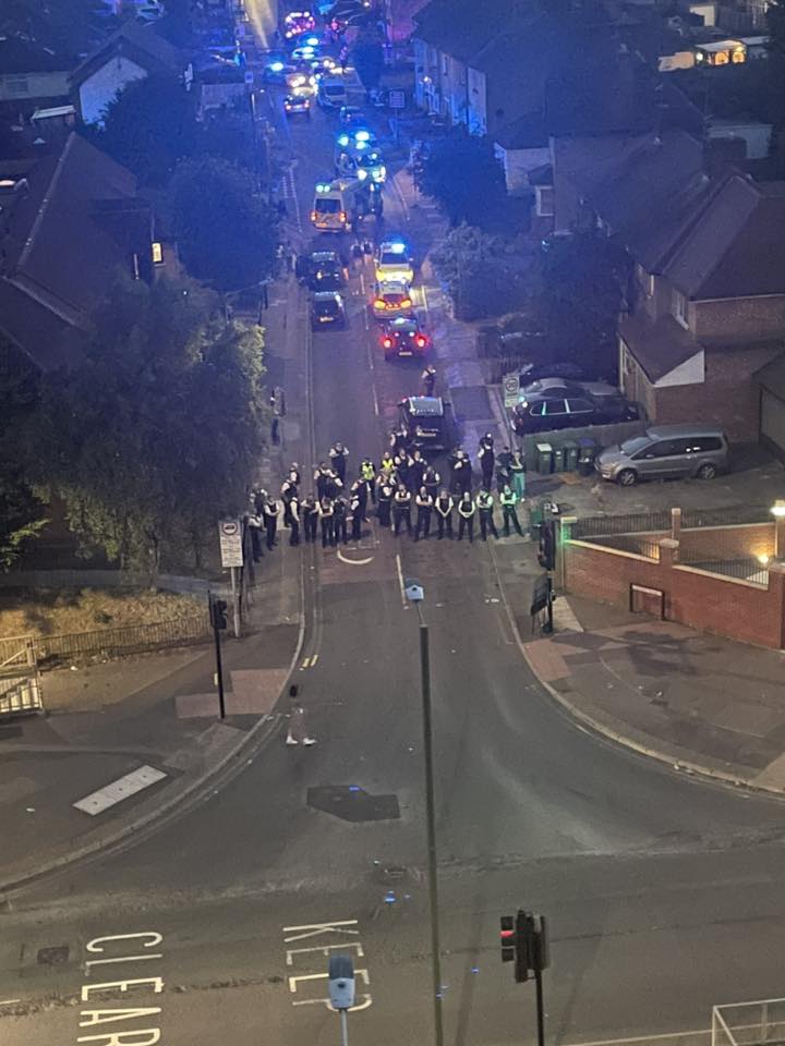 Kent_999s's tweet photo. ERITH: Large number of police Colyers Lane and surrounding area currently due to reports of large number of youths. Some possibly arrests due to fighting. https://t.co/0w3gRb6mlA