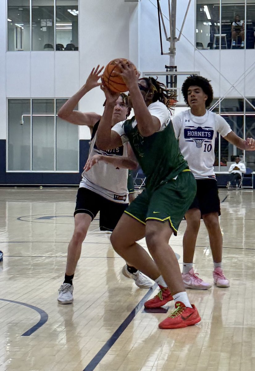 NorfolkKnights's tweet photo. Henrico (6’6 2028) Jarrell Hurt backs his man down then turns over his right shoulder to score. One of the top 2028 prospects in Virginia. We featured Jarrell previously, check it out: #BigShots #VALive @BigShotsToday @BigShotsGlobal https://t.co/PMQuUHlcLY https://t.co/Ozy5Dxz6of