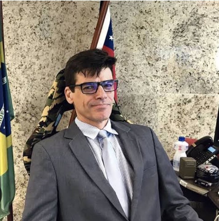 🇧🇷 Delegado Alexandre Saraiva

Foi Afastado da superintendência da PF no Amazonas em 2021, após liderar a Operação Handroanthus, que investigou exportação ilegal de madeira e implicou o então ministro do Meio Ambiente, Ricardo Salles.
👉🏽O Presidente: Jair Bolsonaro, um safado.