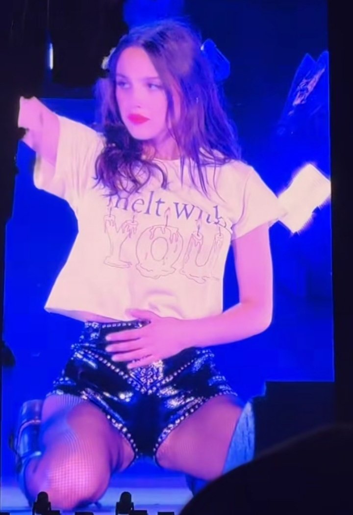 statsrodrigo's tweet image. Olivia Rodrigo is seemingly teasing #OR3 with lyrics on her shirt during the “GUTS World Tour (spilled)” encore:

“New York City’s never looked so blue.” (GovBall Festival)

“Melt With You.” (PinkPop Festival)