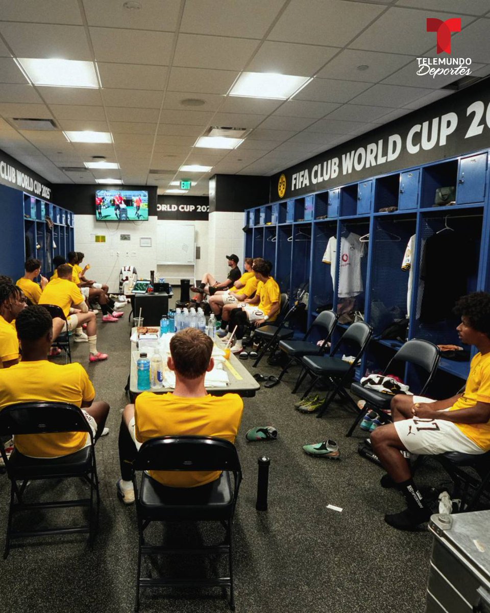 ¿Y dicen que no hace tanto calor? 🔥🫠

Los suplentes del Borussia Dortmund vieron el primer tiempo desde el vestidor porque en el TQL Stadium el termómetro marcaba 35°C (95°F). 🌡️🏟️

Un auténtico infierno lo que se vive en el Mundial de Clubes. 🥵🌞