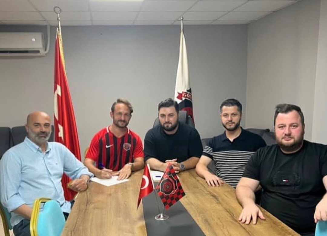 Eskişehirspor'dan ayrılan stoper Burçak Özkanca, BAL'da geçen sezonu ikinci sırada tamamlayan Gölcükspor'a transfer oldu.