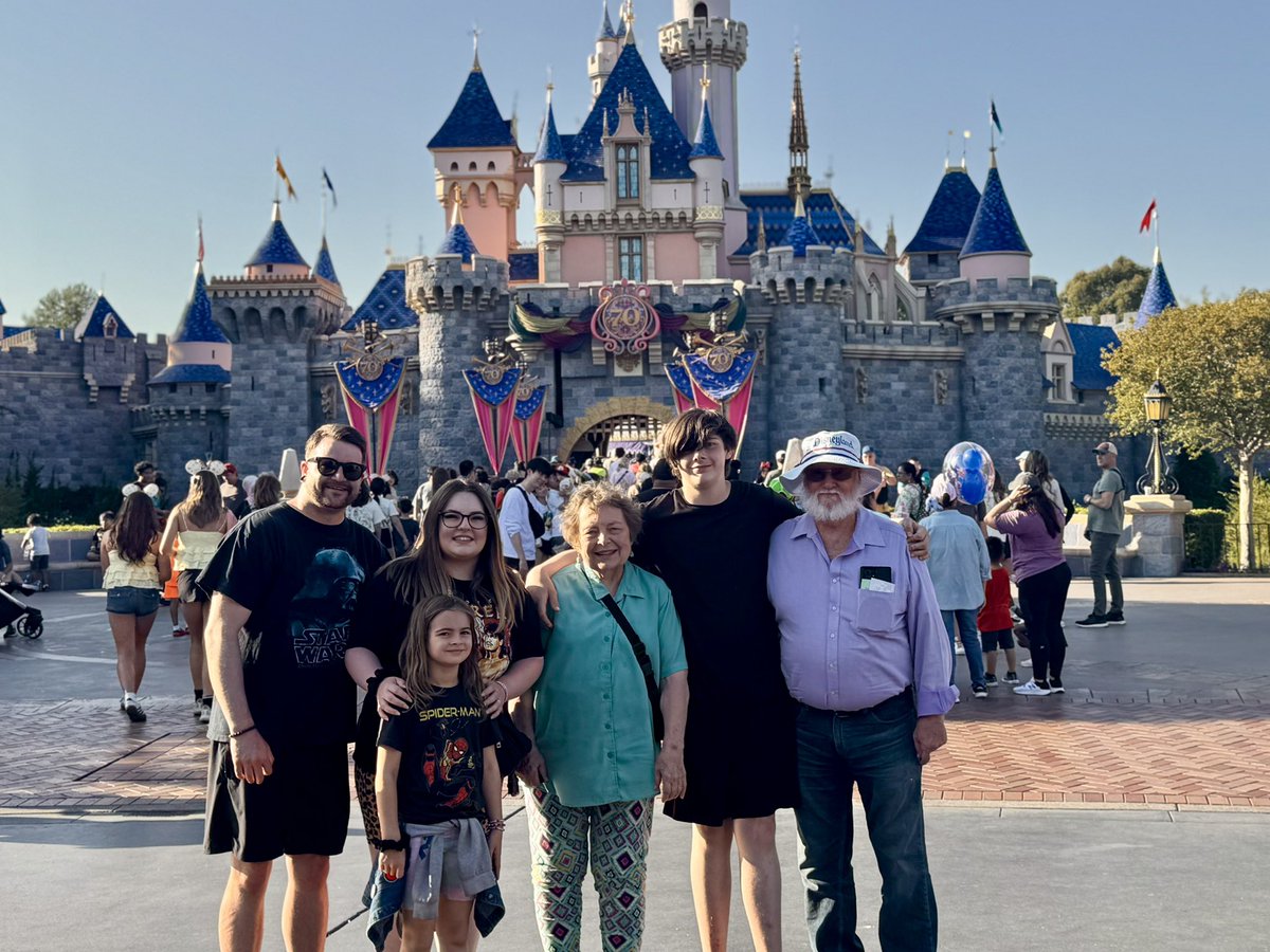 LessAlex's tweet image. We went to Disneyland. It was amazing. 💙