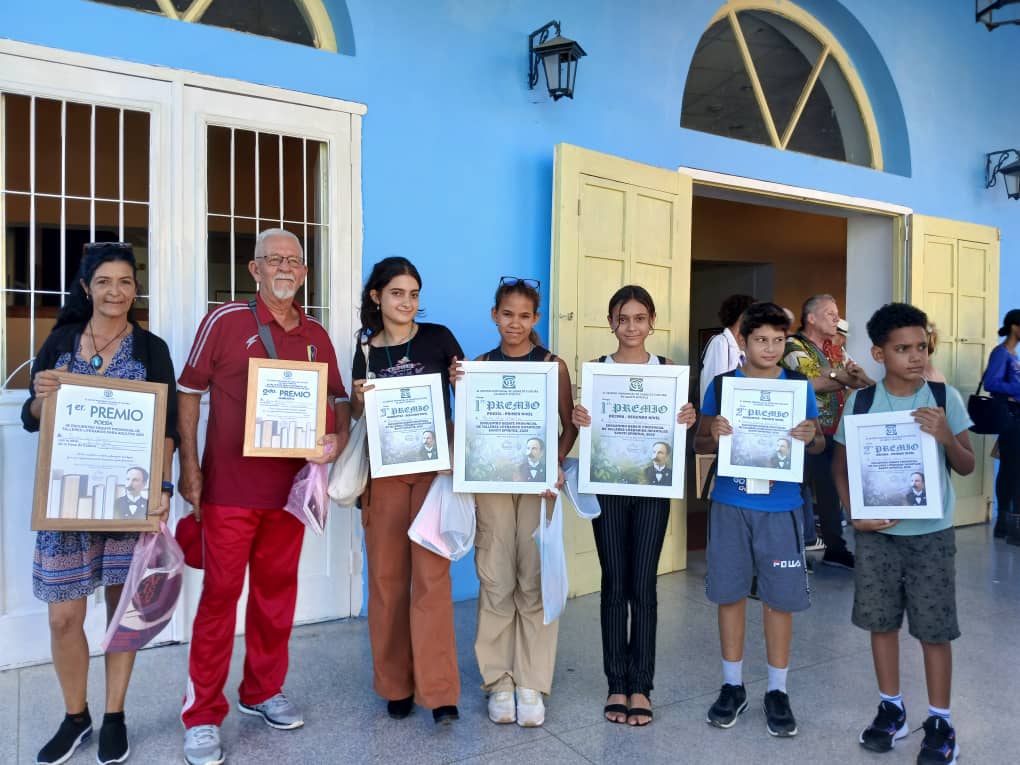 IrenaldoRodrig1's tweet photo. Fomento se llena de alegría en esta jornada de debates literarios e intercambio creativo. Todos los participantes regresarán al terruño con sus respectivos premios en los géneros: poesía, cuento, y décima. Muchas felicidades a todos.
#SanctiSpiritus 
#SanctiSpiritusEnMarcha https://t.co/7Y7P9751P2