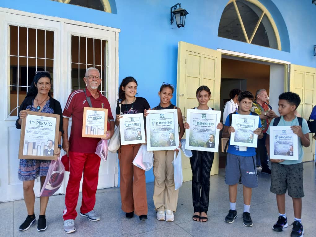 IrenaldoRodrig1's tweet photo. Fomento se llena de alegría en esta jornada de debates literarios e intercambio creativo. Todos los participantes regresarán al terruño con sus respectivos premios en los géneros: poesía, cuento, y décima. Muchas felicidades a todos.
#SanctiSpiritus 
#SanctiSpiritusEnMarcha https://t.co/7Y7P9751P2