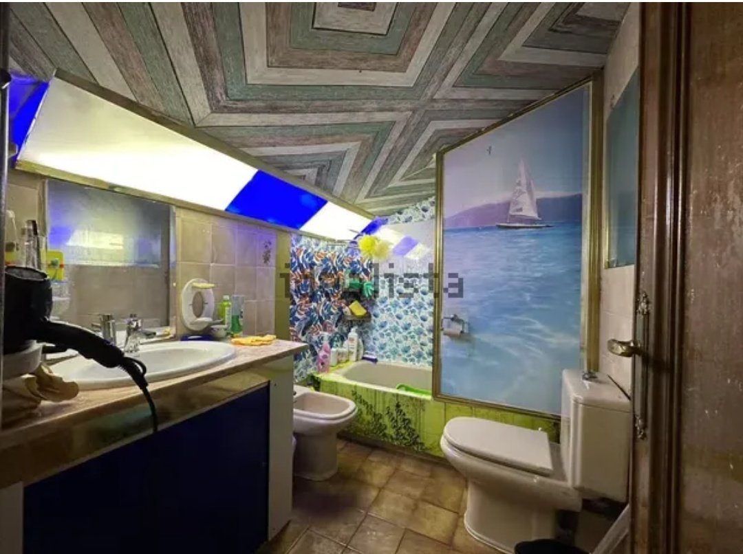 Acabo de encontrarme este baño en un piso de Idealista. ¿Alguien puede explicarme qué clase de delirio lisérgico estoy viendo? Cuando más lo miro menos sentido tiene.