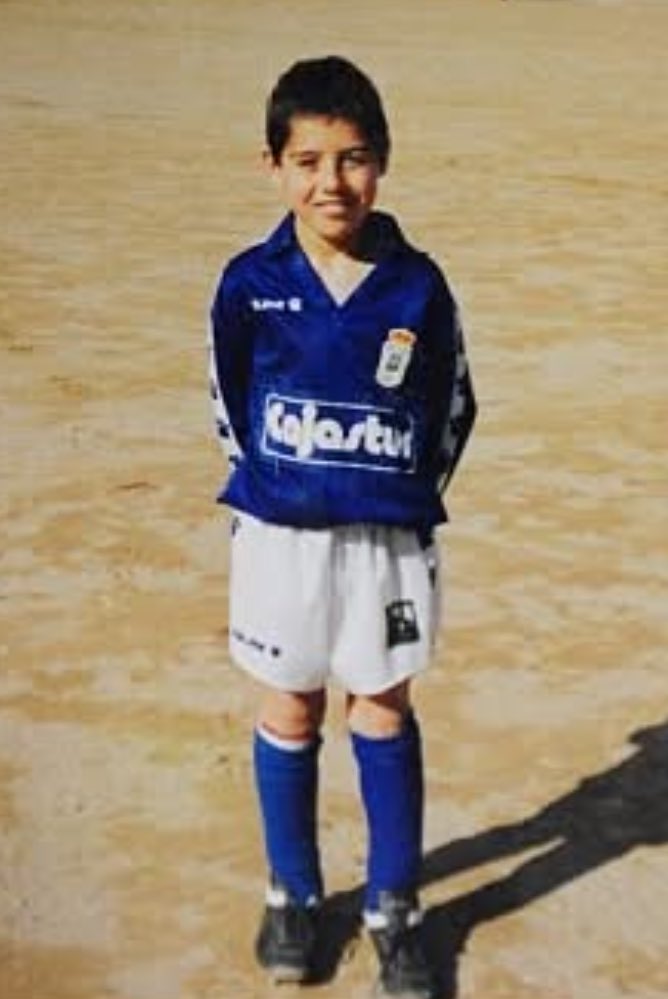 albertolati's tweet photo. 22 años después de haberse ido del club que lo vio nacer, Santi Cazorla ha conseguido devolverlo a primera división. Un futbolista que, tras ganarlo todo, decidió alargar su carrera cobrando el salario mínimo en el equipo de su vida, el Real Oviedo. Este cuarentañero anotó hoy en la final.