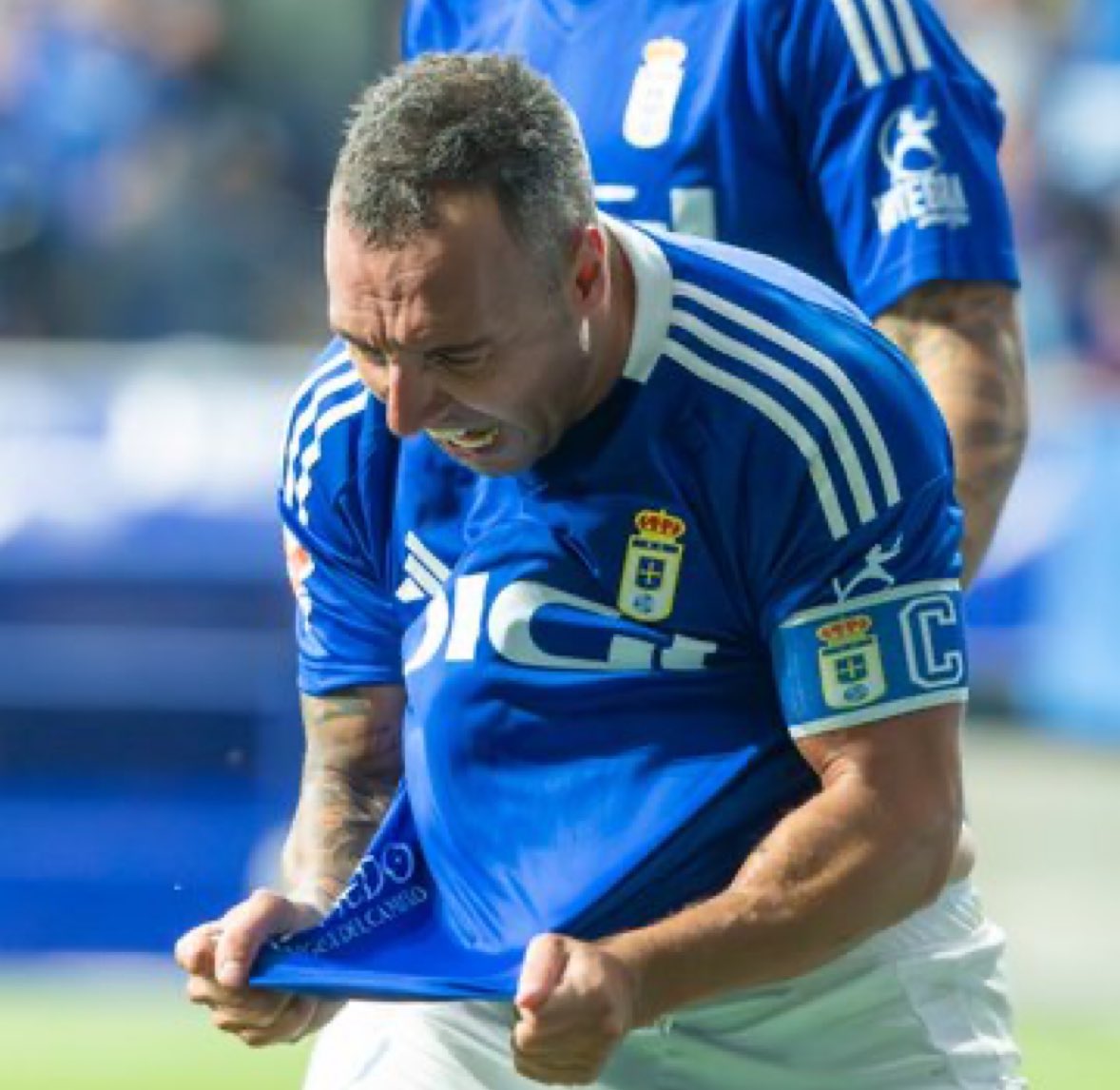 22 años después de haberse ido del club que lo vio nacer, Santi Cazorla ha conseguido devolverlo a primera división. Un futbolista que, tras ganarlo todo, decidió alargar su carrera cobrando el salario mínimo en el equipo de su vida, el Real Oviedo. Este cuarentañero anotó hoy en