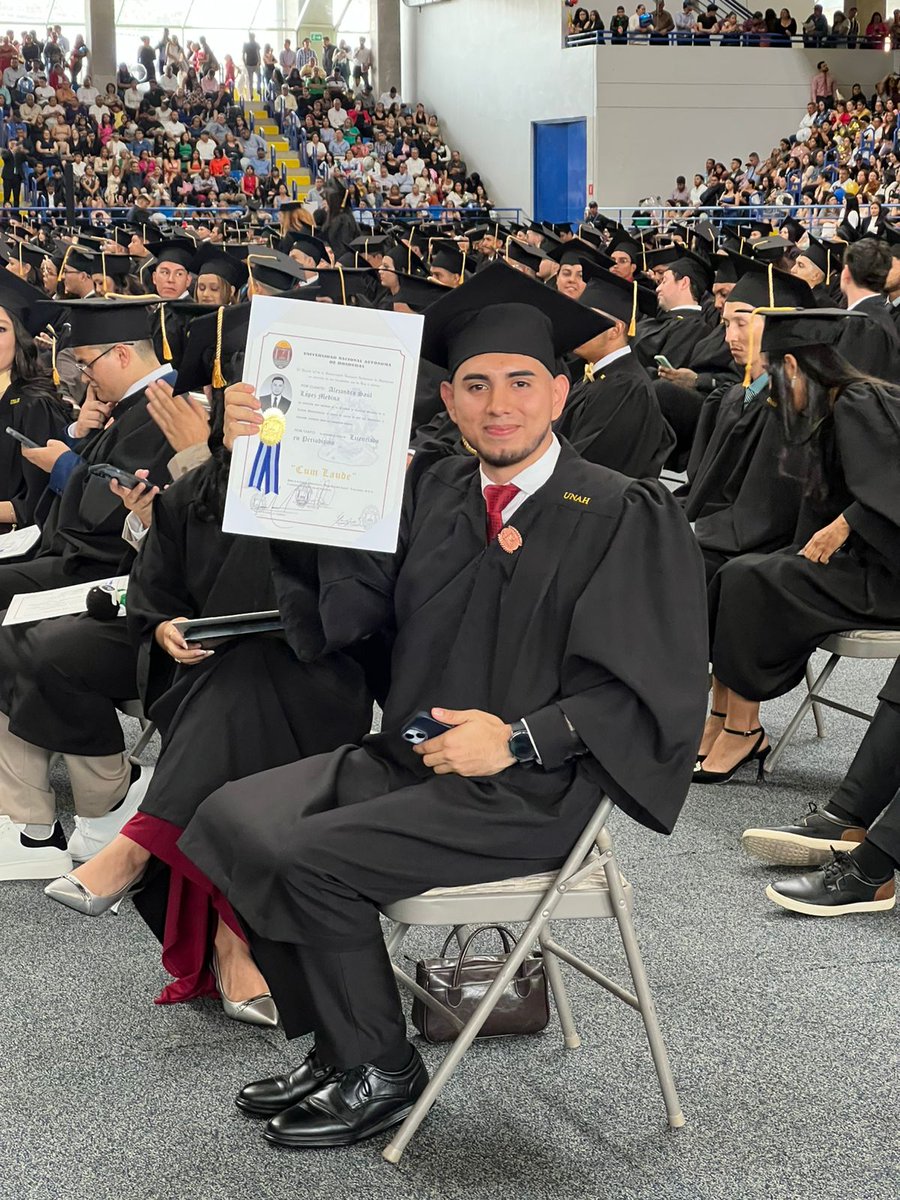 11_Noticias's tweet photo. Alejandro López, periodista deportivo de Canal 11, celebra un nuevo logro académico al obtener su título de Licenciado en Periodismo durante las solemnes graduaciones de la UNAH este 21 de junio. Su pasión por informar y su compromiso con la verdad ahora cuentan con un respaldo profesional que fortalece su labor periodística. ¡Felicidades, Alejandro, por este importante paso hacia un futuro aún más brillante! 📚🎓📺