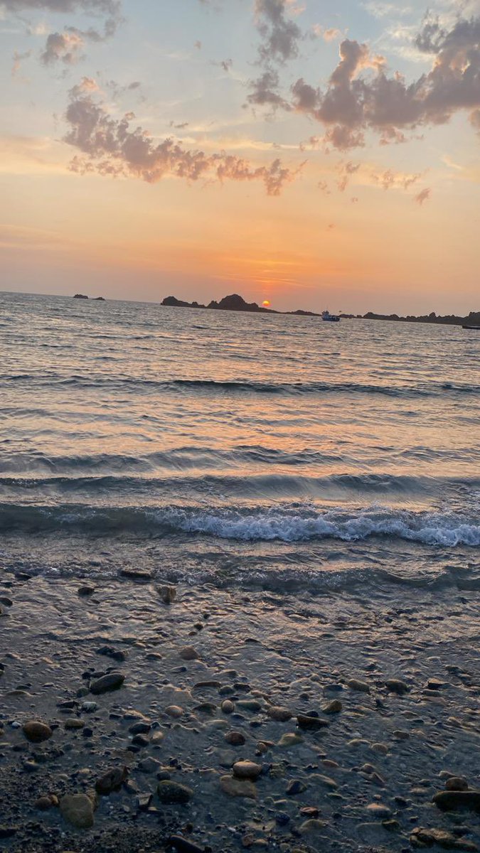 Nigel Staples (Stapes) (@nigelstaples) on Twitter photo A gorgeous solstice sunset at Cobo/Grandes Rocques. 21:21 on 21st A gorgeous solstice sunset at Cobo/Grandes Rocques. 21:21 on 21st