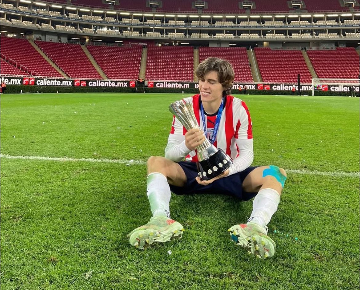 SoyChivarmy's tweet image. ¡Qué buena tarde de sábado, carajo!
Diego Campillo, nuevo jugador de Chivas. Fichajazo que encaja perfecto en lo que busca Milito… ¡volvió a casa! 👊🏽
Y por otro lado, Paunovic, aquel que nos devolvió la ilusión y fue maltratado en Tigres, logra el ascenso a Primera División…