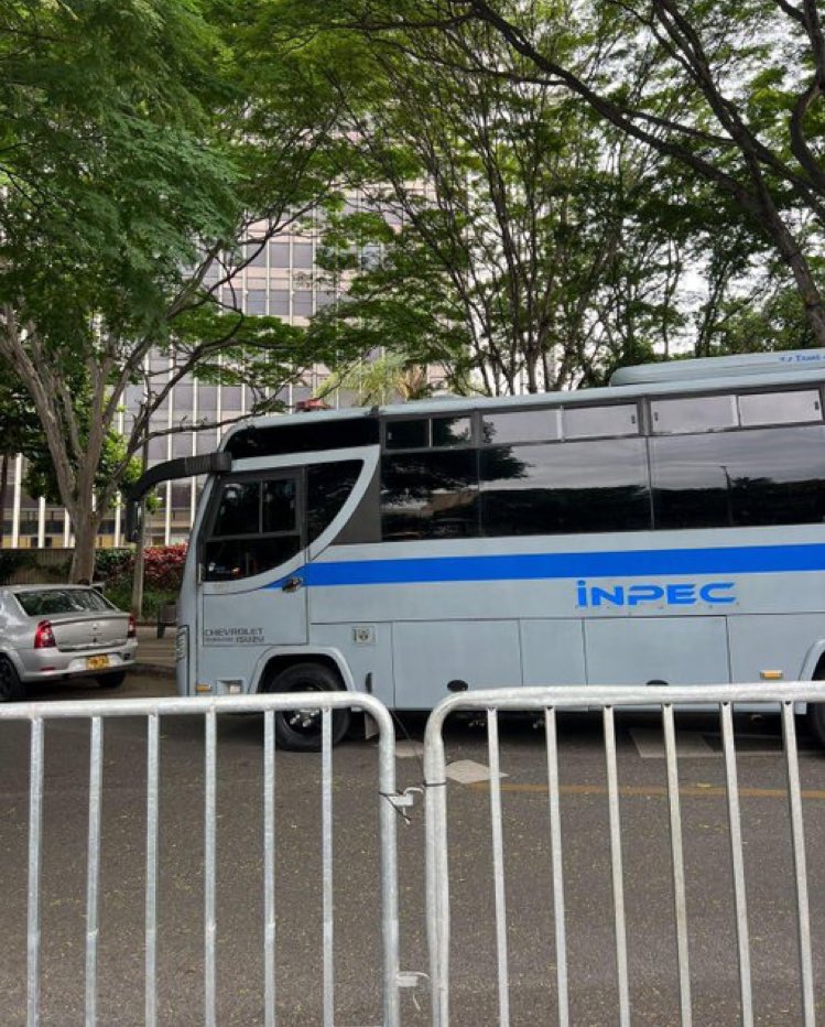 Que traigan buses para llenarle las plazas al presidente ya es normal, PERO USAR LOS BUSES DE INPEC????