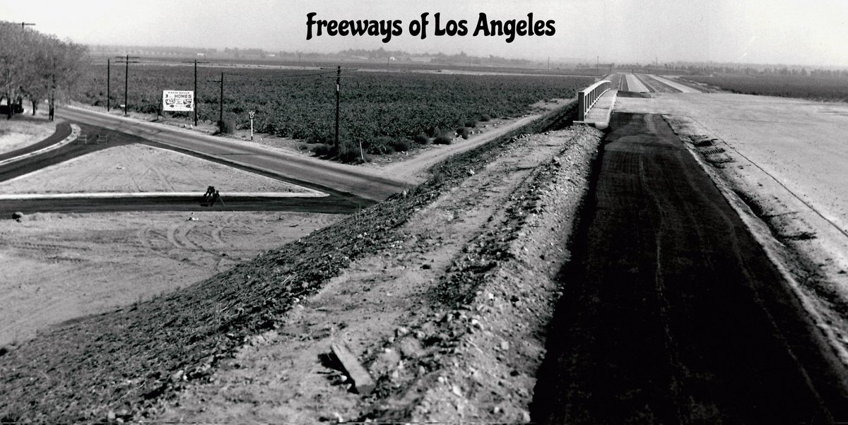 FreewaysLA's tweet image. 1954-Oct-18 - Facing SE on newly constructed Ramona Fwy (US-60-70-99), now San Bernardino Fwy (I-10), at San Bernardino Ave, now 4th St, in rural and argriculturally-rich Ontario (DOH D7 Archives photo).