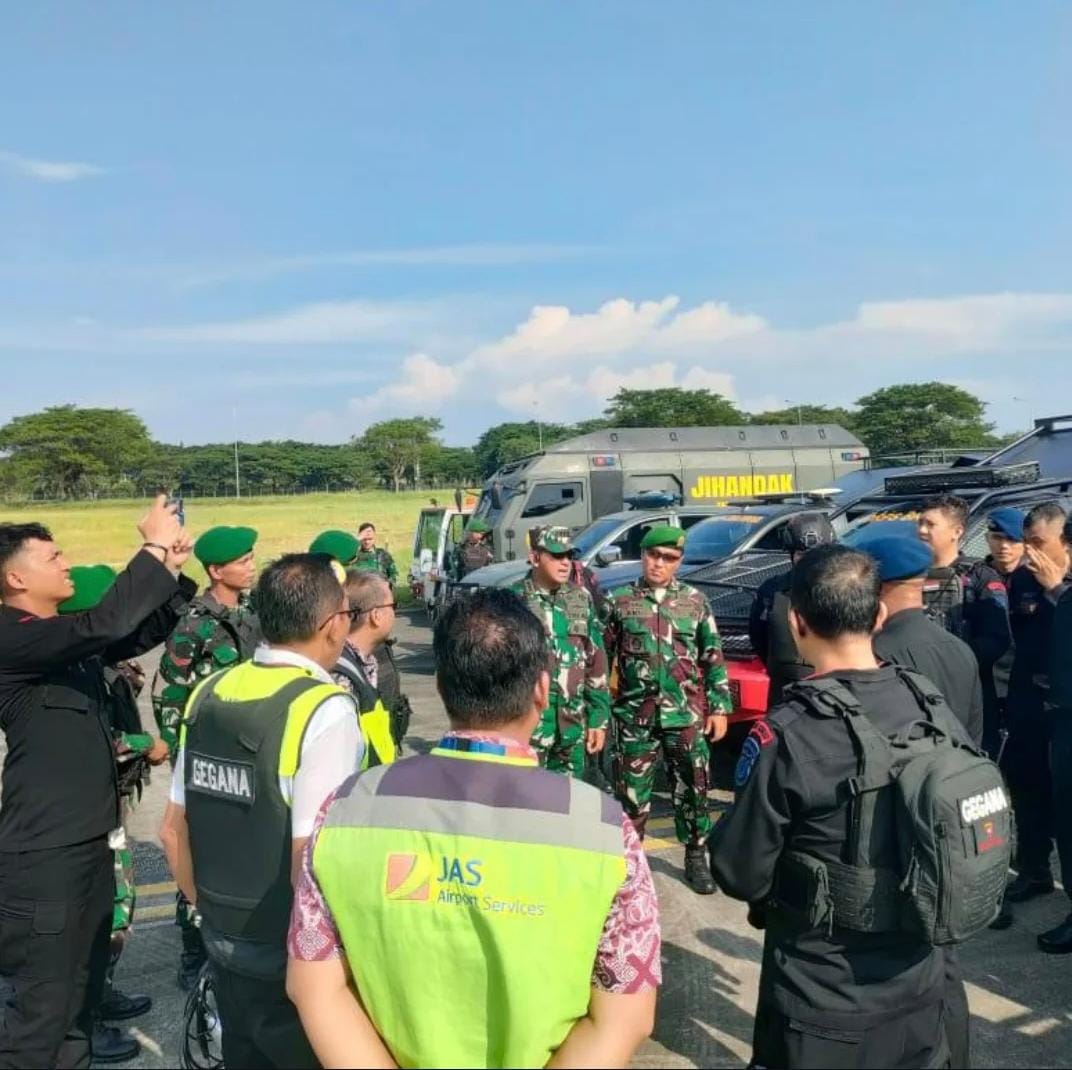 yonif125smb's tweet photo. Pendaratan Darurat di Bandara Kualanamu akibat ancaman Bom kembali terjadi, TNI lakukan tindakan darurat https://t.co/dJxWTW4v9l