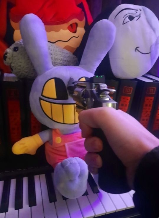 N é que a Pomni “se aliou ao babaca”

Ela viu no Jax uma dor sincera.
E às vezes, uma dor honesta conecta mais q mil gentilezas forçadas.

Ragatha fica mal.
Ela se esforça pra ser legal e N conquista a Pomni.
Já o Jax, sendo babaca, consegue.
Não por ser bom, mas por ser sincero.