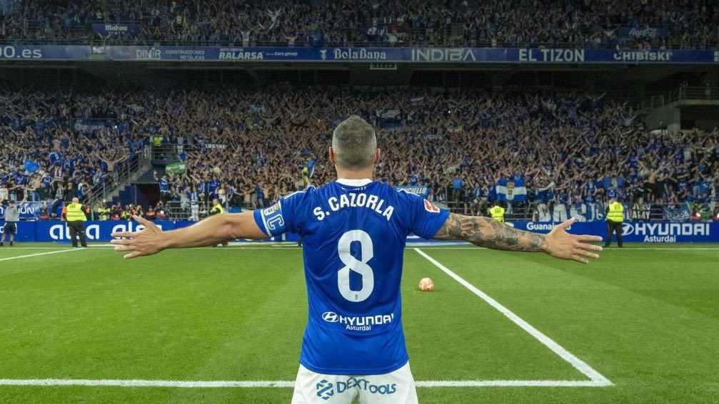 Con 38 años y una carrera extraordinaria, Santi Cazorla podría haber colgado las botas en Qatar. Sin embargo, Cazorla decidió volver 20 años después al club de su corazón, el Real Oviedo,